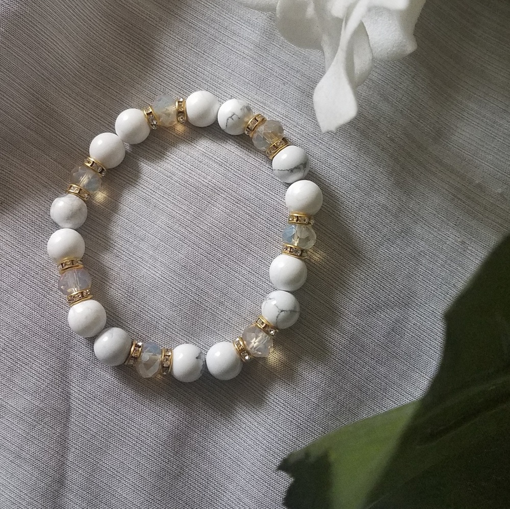 THY KINGDOM WHITE NATURAL BEAD BRACELET - Picture 2 of 7